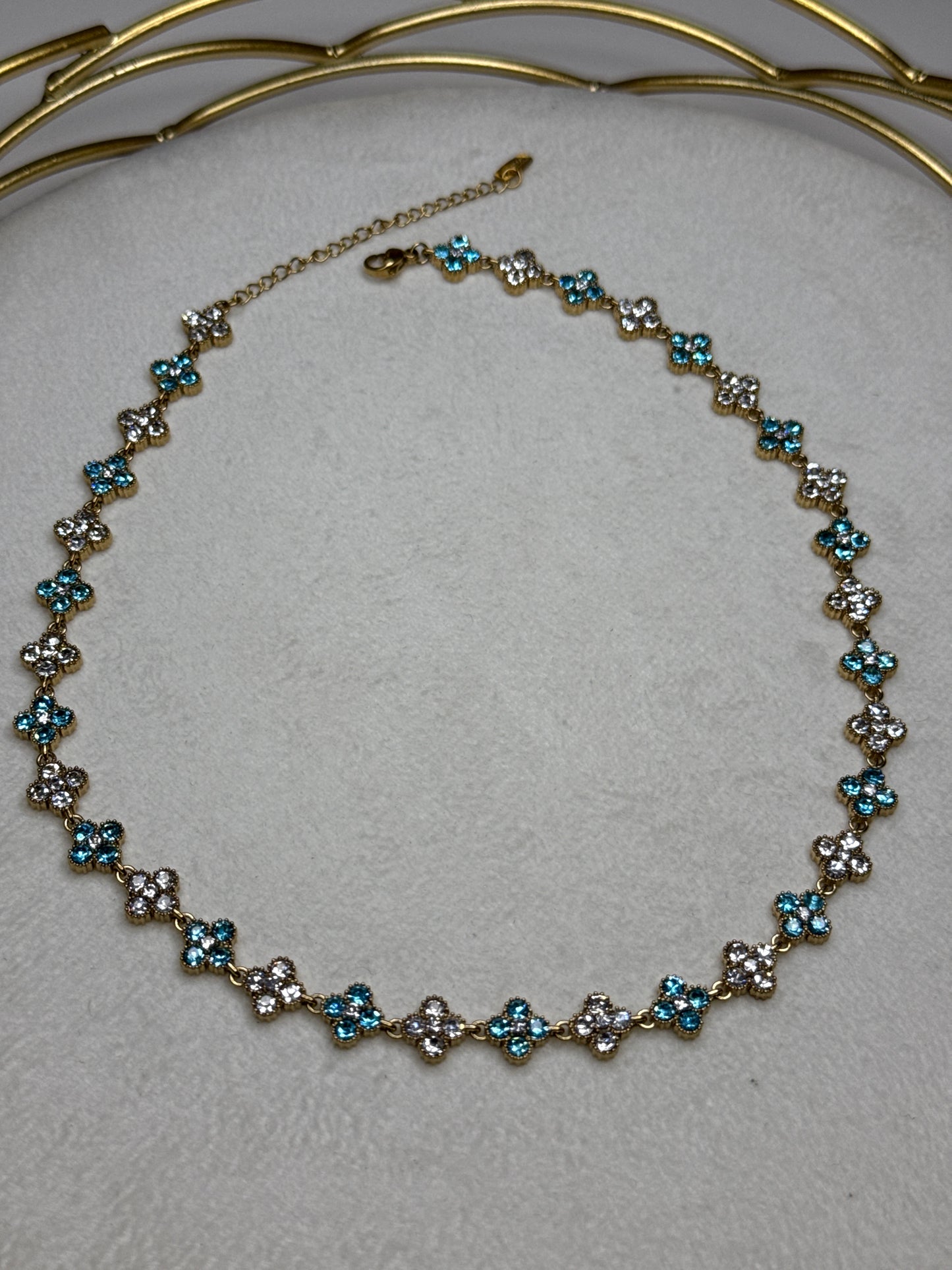 Collier Flowers Bleu Claire/Blanc ras de cou