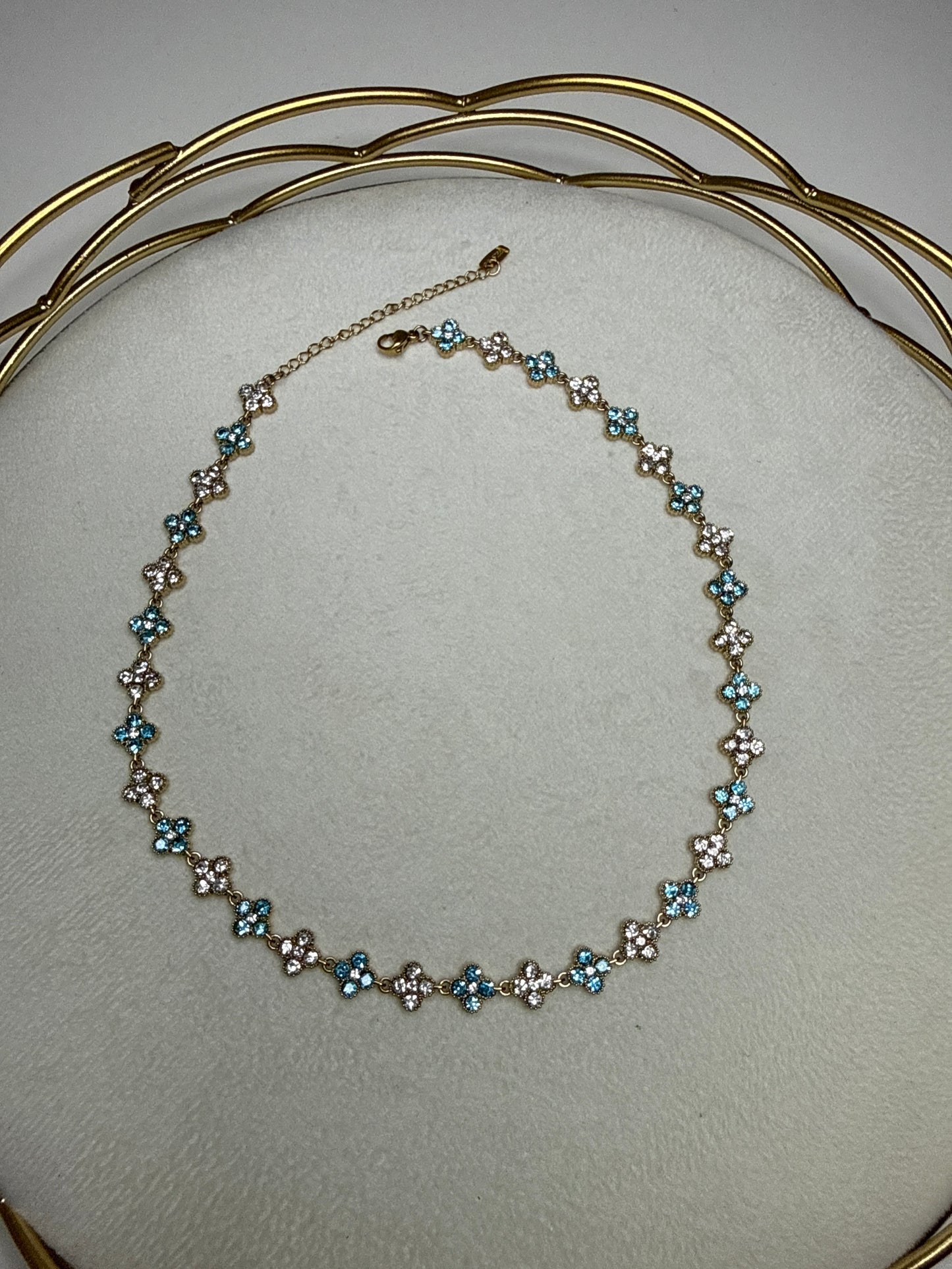 Collier Flowers Bleu Claire/Blanc ras de cou