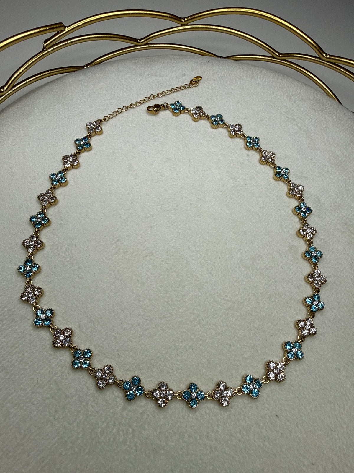 Collier Flowers Bleu Claire/Blanc ras de cou